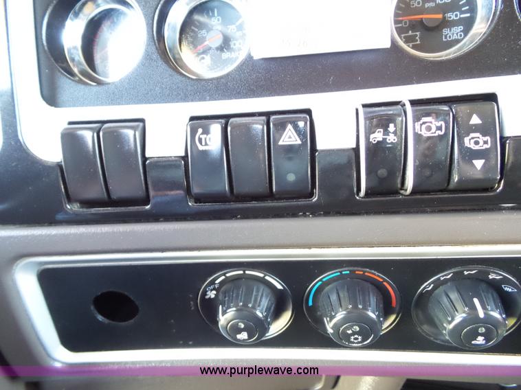 image for item L5514 2007 Kenworth T600 semi truck