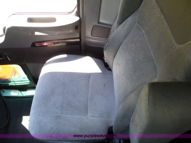 image for item L5514 2007 Kenworth T600 semi truck