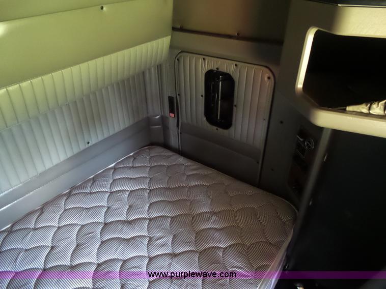 image for item L5514 2007 Kenworth T600 semi truck