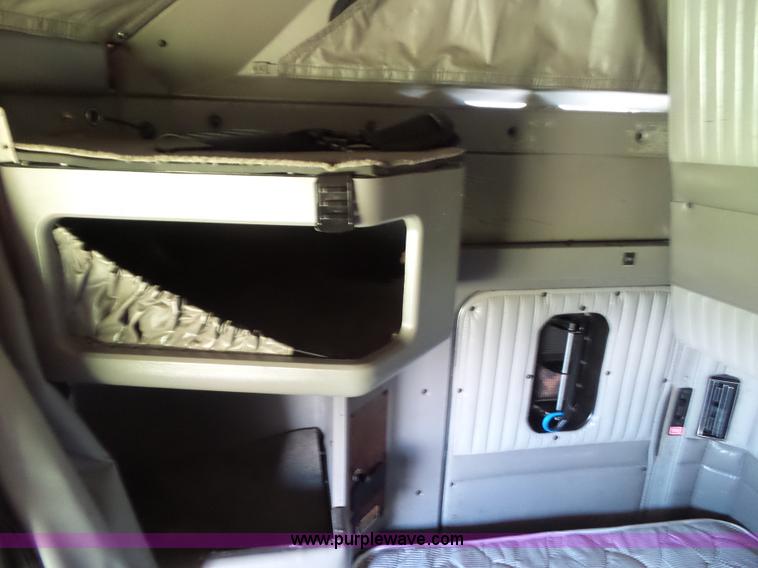 image for item L5514 2007 Kenworth T600 semi truck