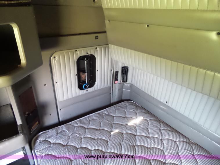 image for item L5514 2007 Kenworth T600 semi truck