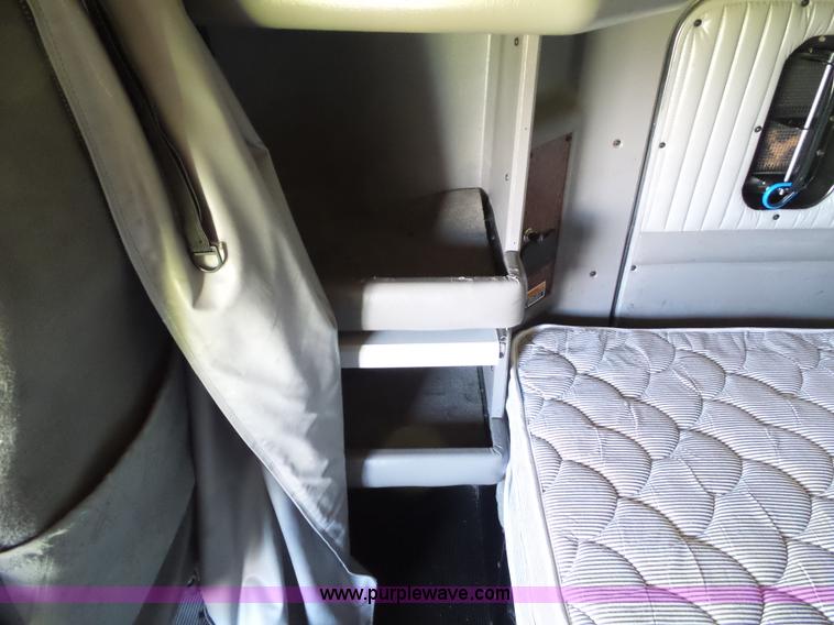 image for item L5514 2007 Kenworth T600 semi truck