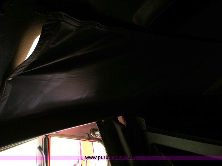 image for item L5514 2007 Kenworth T600 semi truck