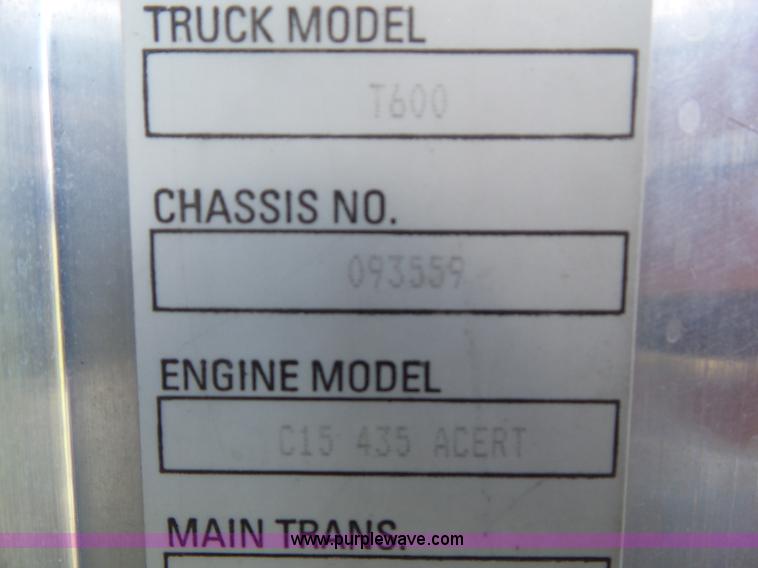 image for item L5514 2007 Kenworth T600 semi truck