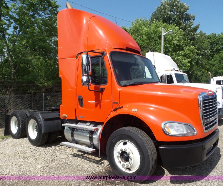 image for item L6824 2010 Freightliner Business Class M2 semi truck