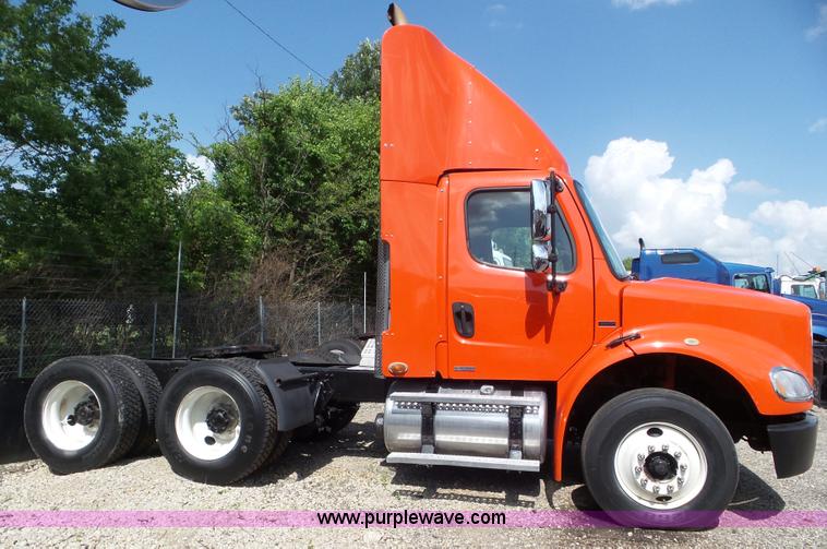 image for item L6824 2010 Freightliner Business Class M2 semi truck