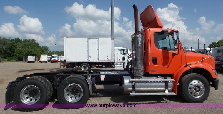 image for item L6825 2009 Freightliner Business Class M2 semi truck