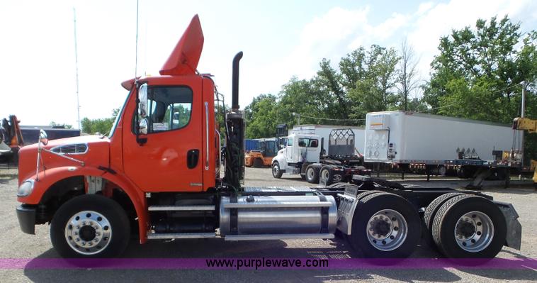 image for item L6825 2009 Freightliner Business Class M2 semi truck