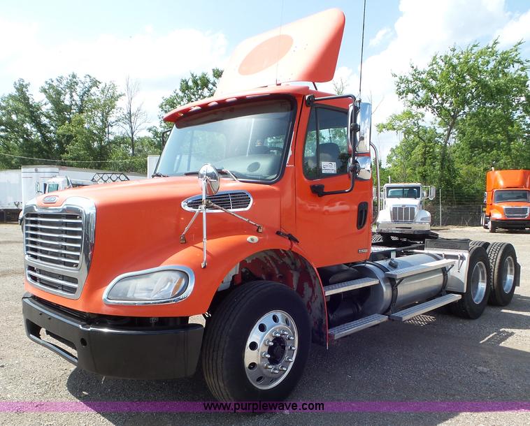 image for item L6825 2009 Freightliner Business Class M2 semi truck