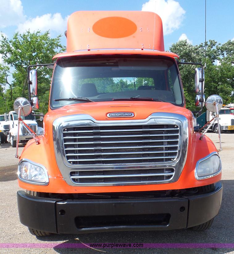 image for item L6825 2009 Freightliner Business Class M2 semi truck