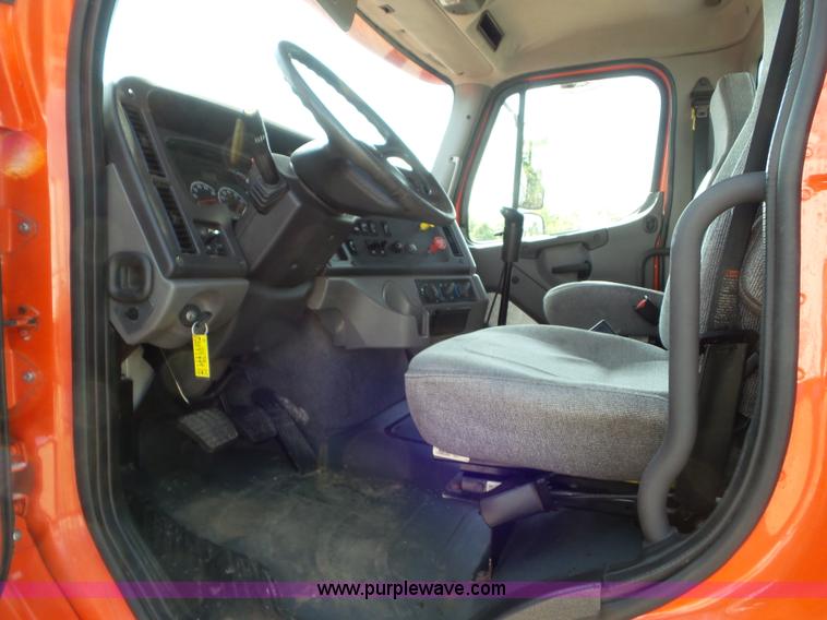 image for item L6825 2009 Freightliner Business Class M2 semi truck