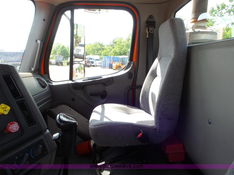 image for item L6825 2009 Freightliner Business Class M2 semi truck