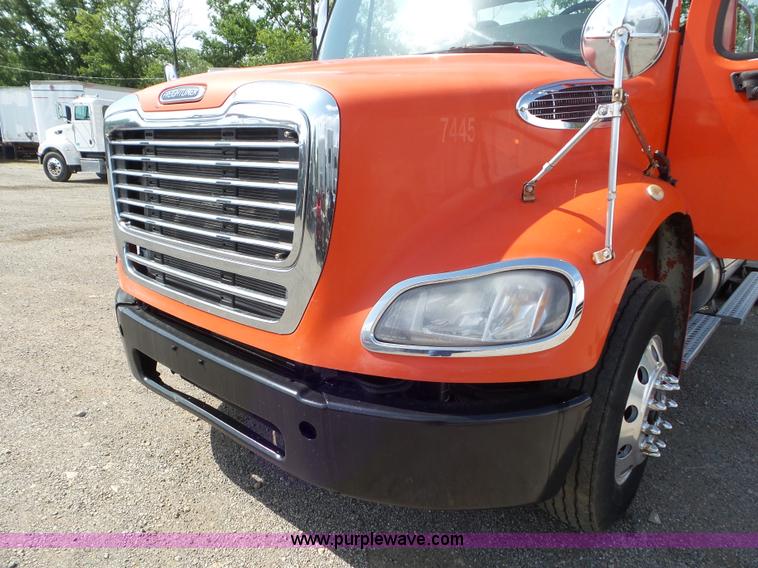 image for item L6825 2009 Freightliner Business Class M2 semi truck
