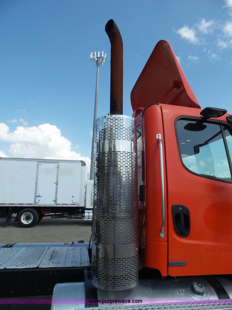 image for item L6825 2009 Freightliner Business Class M2 semi truck