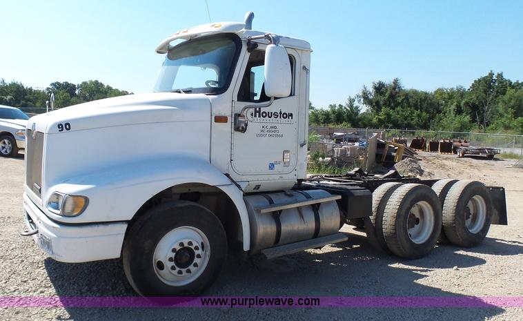 image for item L7093 2001 International 9200i truck cab and chassis