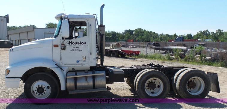 image for item L7093 2001 International 9200i truck cab and chassis