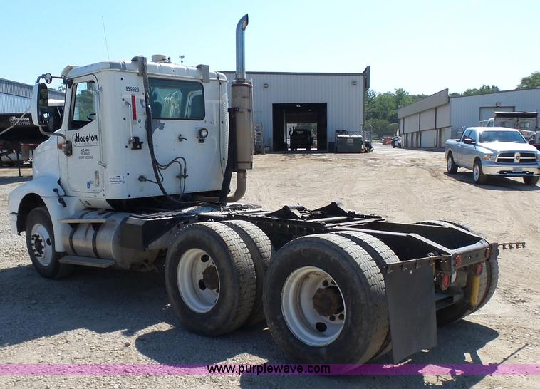 image for item L7093 2001 International 9200i truck cab and chassis