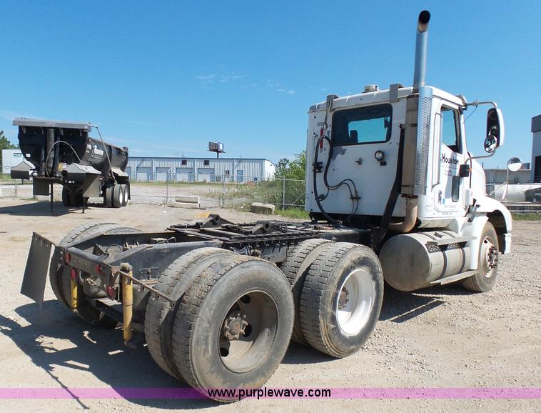image for item L7093 2001 International 9200i truck cab and chassis