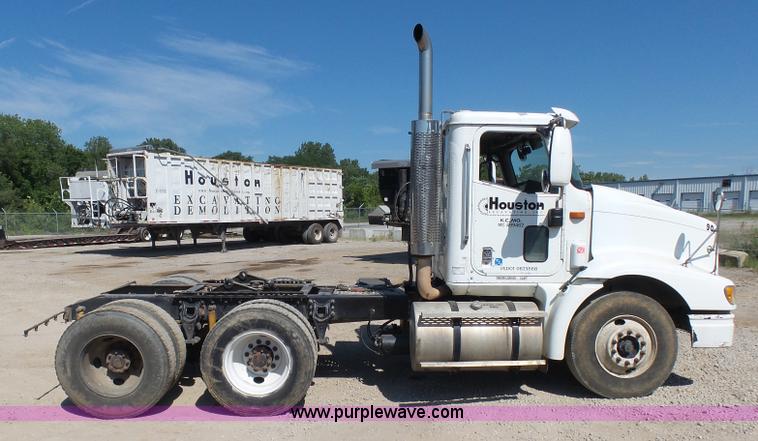 image for item L7093 2001 International 9200i truck cab and chassis