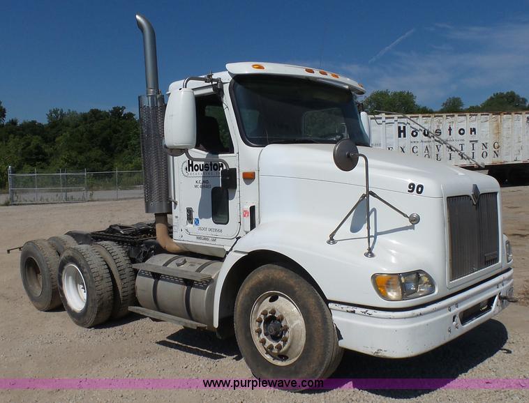 image for item L7093 2001 International 9200i truck cab and chassis