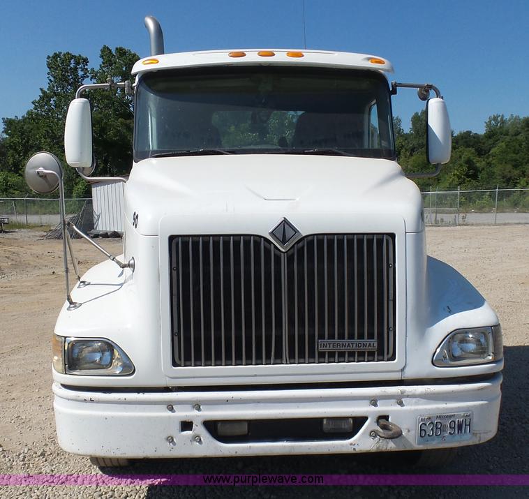 image for item L7093 2001 International 9200i truck cab and chassis