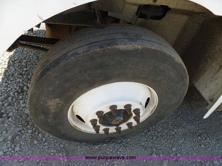 image for item L7093 2001 International 9200i truck cab and chassis