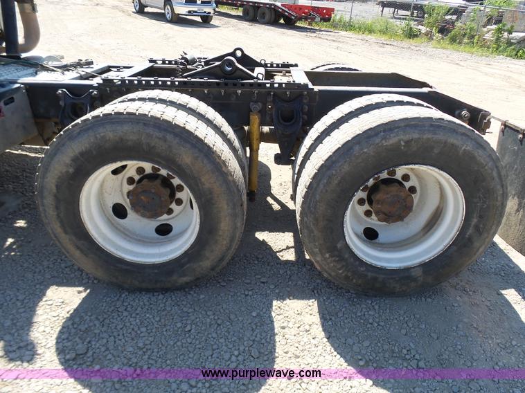 image for item L7093 2001 International 9200i truck cab and chassis