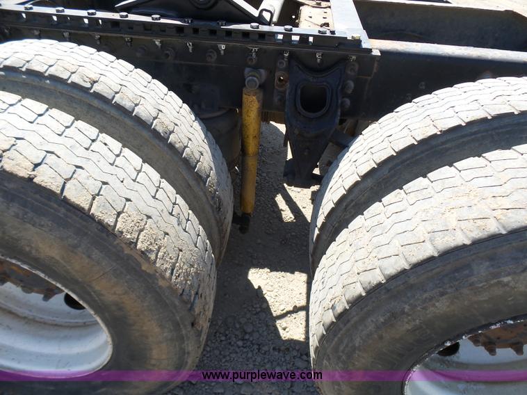 image for item L7093 2001 International 9200i truck cab and chassis