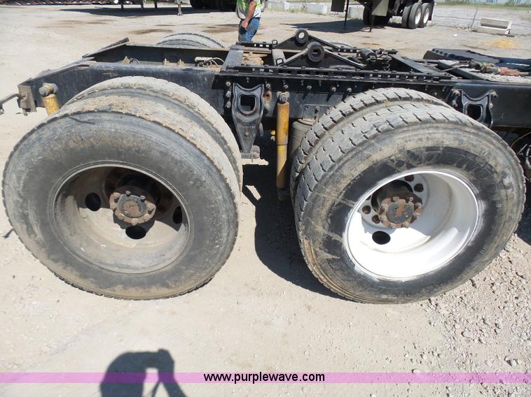 image for item L7093 2001 International 9200i truck cab and chassis