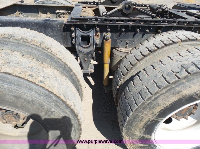 image for item L7093 2001 International 9200i truck cab and chassis