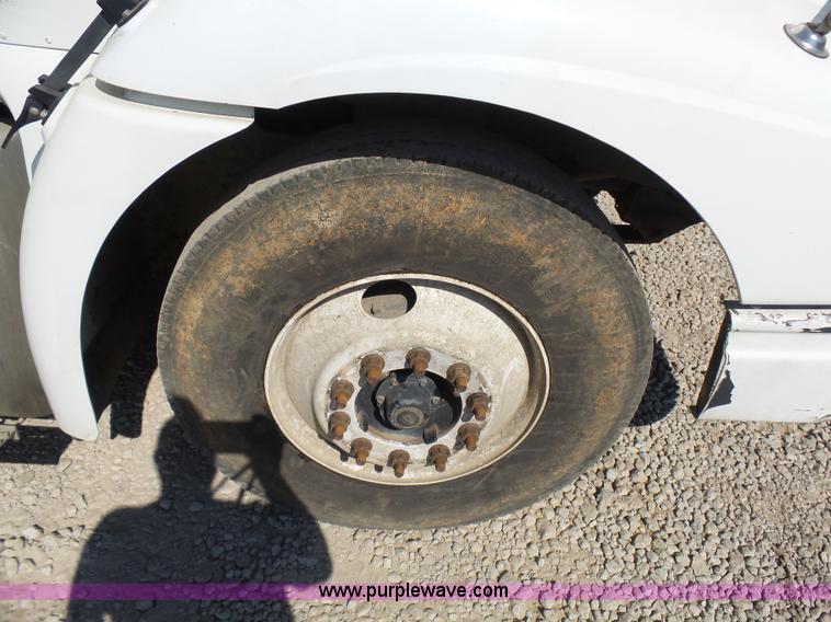 image for item L7093 2001 International 9200i truck cab and chassis