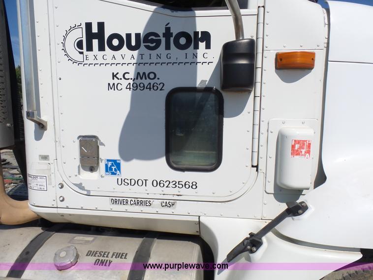 image for item L7093 2001 International 9200i truck cab and chassis