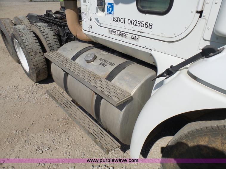 image for item L7093 2001 International 9200i truck cab and chassis