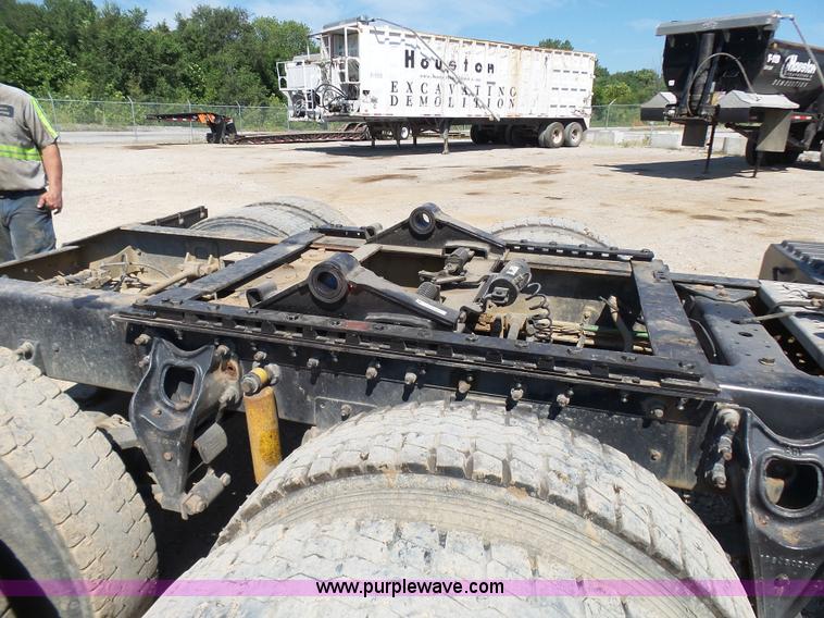 image for item L7093 2001 International 9200i truck cab and chassis
