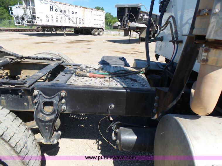 image for item L7093 2001 International 9200i truck cab and chassis