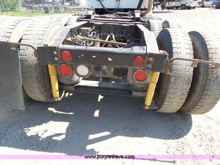 image for item L7093 2001 International 9200i truck cab and chassis