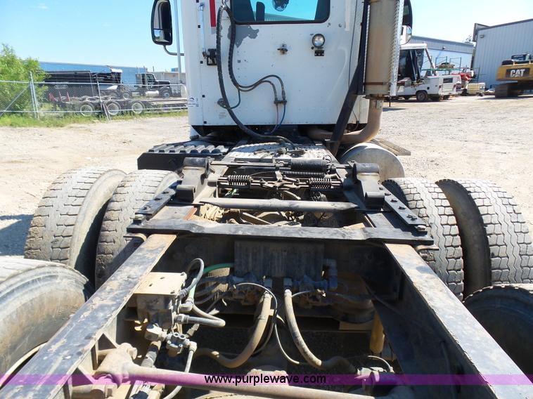 image for item L7093 2001 International 9200i truck cab and chassis