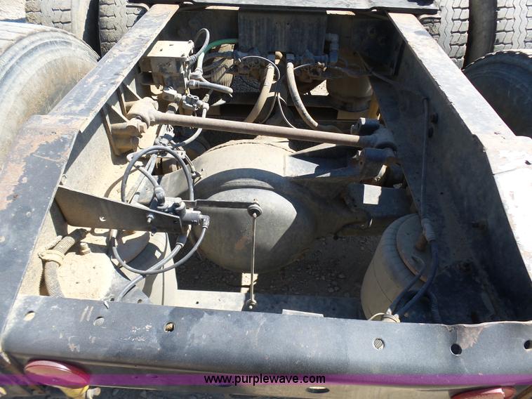 image for item L7093 2001 International 9200i truck cab and chassis