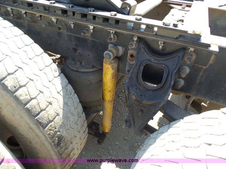 image for item L7093 2001 International 9200i truck cab and chassis