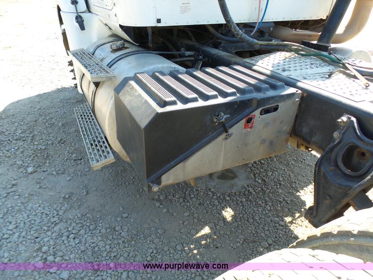 image for item L7093 2001 International 9200i truck cab and chassis