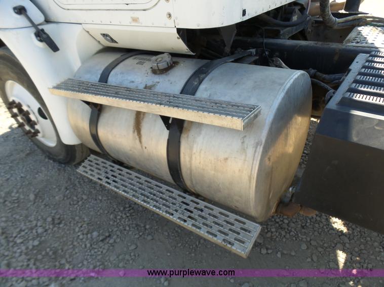 image for item L7093 2001 International 9200i truck cab and chassis