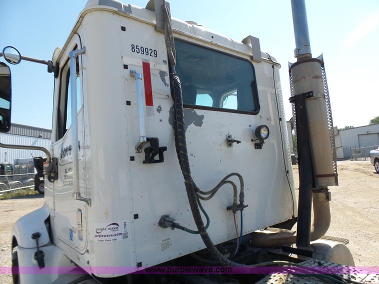 image for item L7093 2001 International 9200i truck cab and chassis