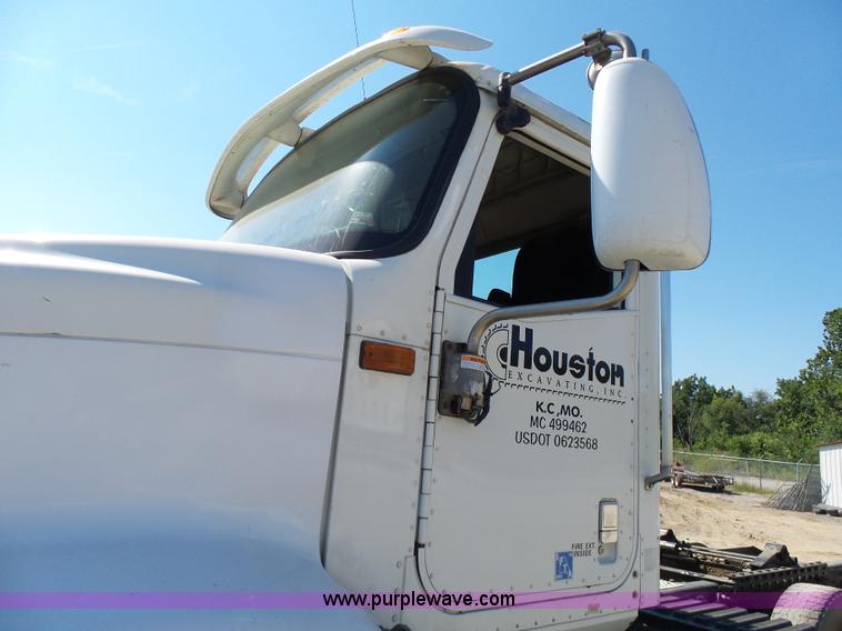 image for item L7093 2001 International 9200i truck cab and chassis