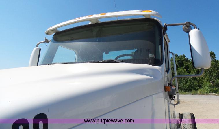 image for item L7093 2001 International 9200i truck cab and chassis