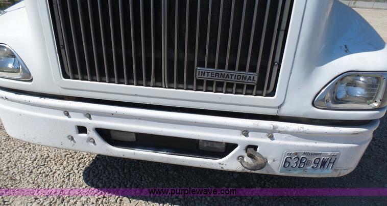 image for item L7093 2001 International 9200i truck cab and chassis