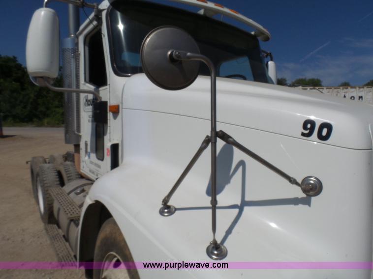 image for item L7093 2001 International 9200i truck cab and chassis