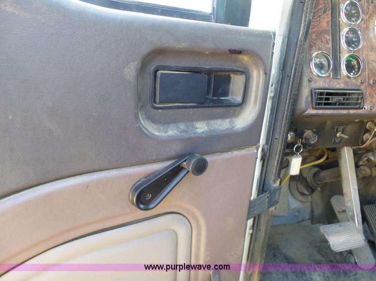 image for item L7093 2001 International 9200i truck cab and chassis