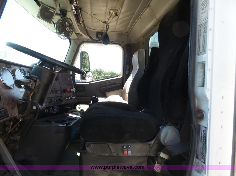 image for item L7093 2001 International 9200i truck cab and chassis