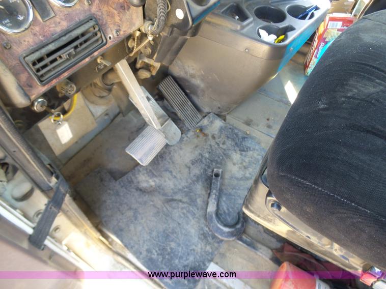 image for item L7093 2001 International 9200i truck cab and chassis