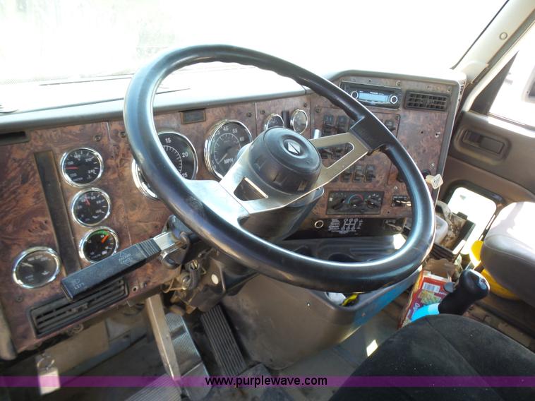 image for item L7093 2001 International 9200i truck cab and chassis